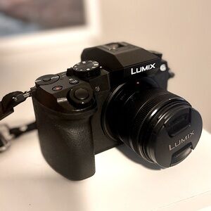 Panasonic Lumix Mirrorless Camera G7 (DMC-G7K)